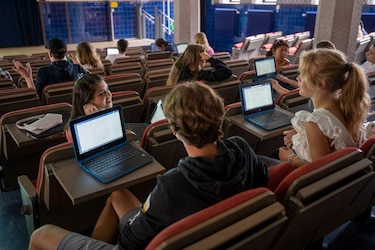 Suecia vuelve al lápiz y papel: por qué uno de los países más tecnológicos de Europa está reduciendo la educación digital