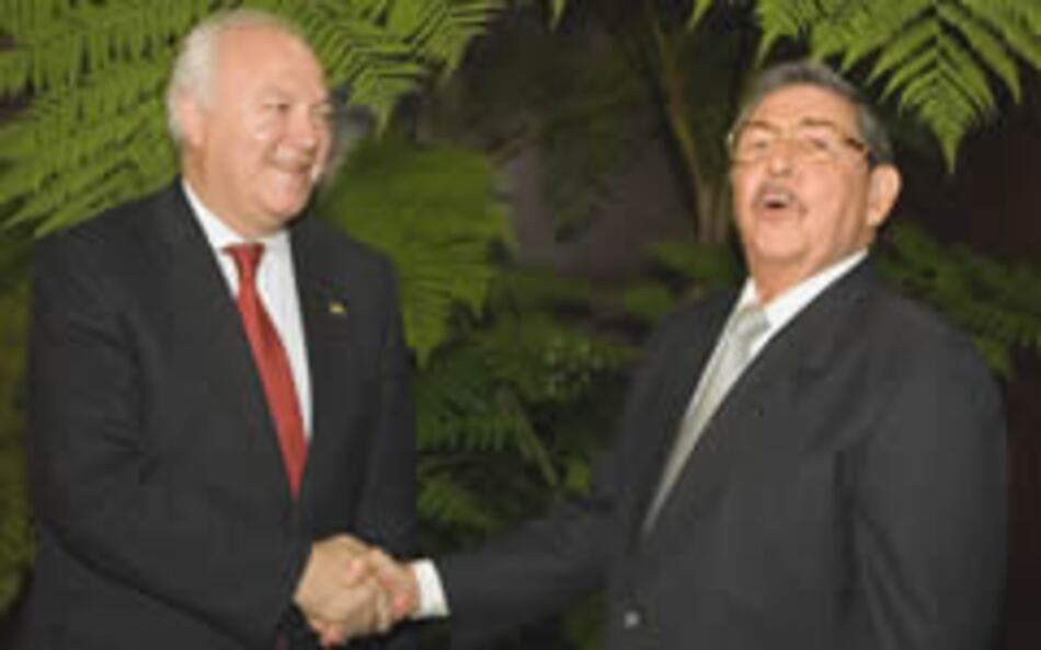 Acusan a Moratinos de 'rendir pleitesía' a Castro