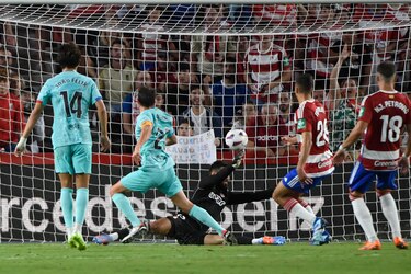 El Barça reacciona tarde en Granada, pero rescata el empate