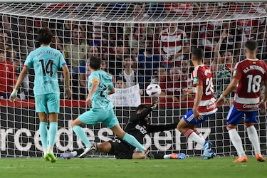 El Barça reacciona tarde en Granada, pero rescata el empate