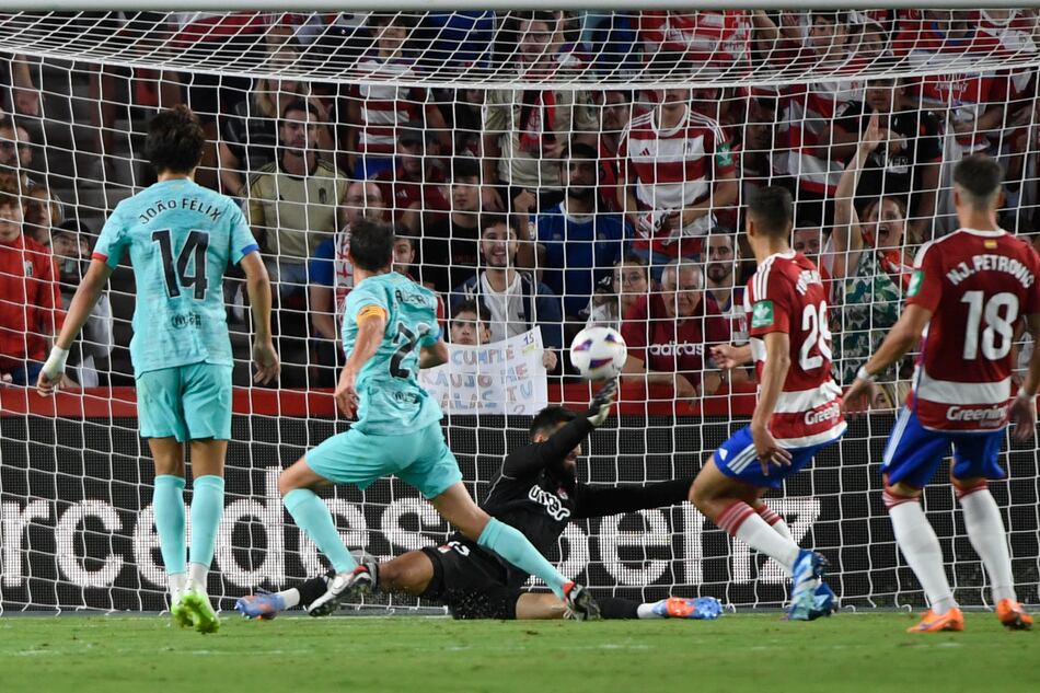 El Barça reacciona tarde en Granada, pero rescata el empate