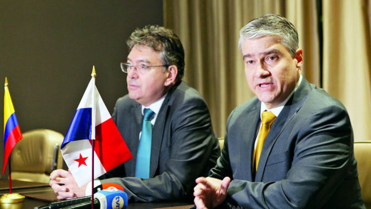 Dulcidio De La Guardia, ministro de Economía y Finanzas (d), junto a Mauricio Cárdenas, ministro de Hacienda de Colombia.