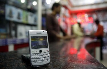 RIM dice que restablecerá servicio de BlackBerry en tres horas