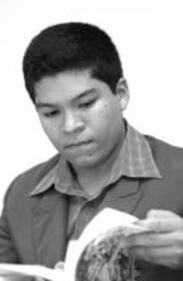 Precoz poeta presenta nuevo poemario