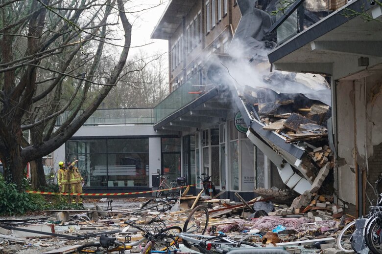 Al menos un muerto y tres heridos por el derrumbe de un edificio en La Haya tras explosión