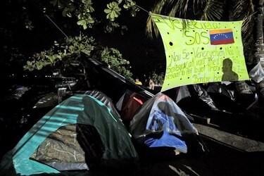 En ruta a Estados Unidos, haitianos ayudan a venezolanos en frontera colombo-panameña