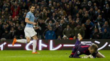 Manchester City derrota a Liverpool, que cae de la cima