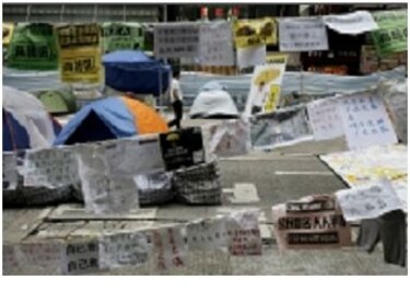 Activistas y policía se enfrentan en Hong Kong
