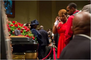 Cientos de personas se congregan en San Luis para el funeral de Michael Brown