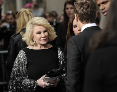 Joan Rivers permanece hospitalizada tras paro cardíaco