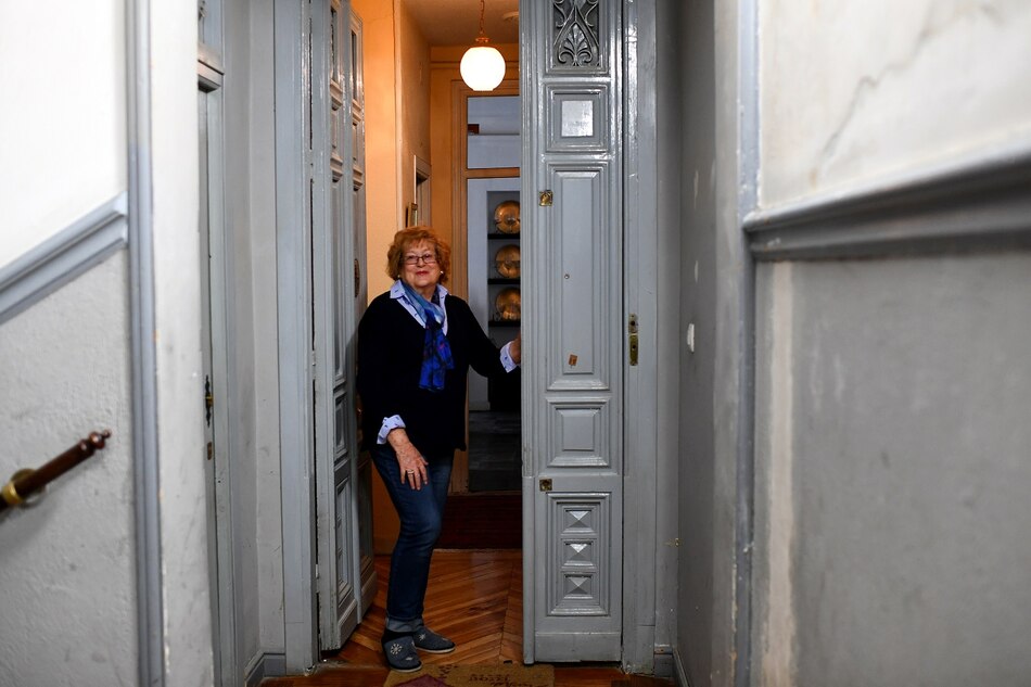 Abuelas españolas bailan o hacen jardinería confinadas en sus casas