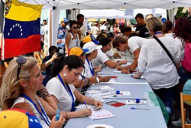 Opositores venezolanos votan en consulta simbólica contra Maduro en Madrid