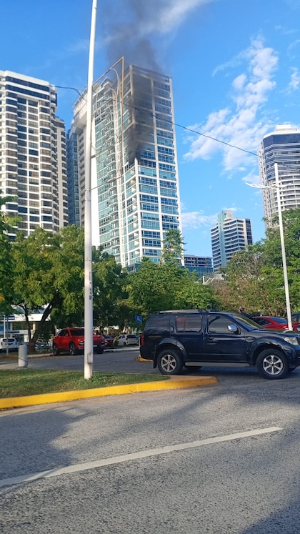 Bomberos controlan incendio tras explosión en apartamento de avenida Balboa