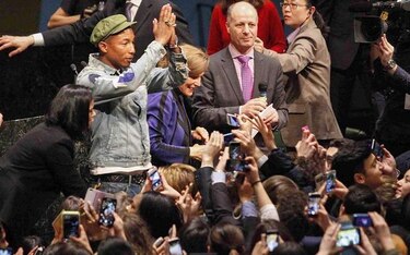 Al ritmo de 'Happy' Pharrell Williams alborota auditorio de la ONU