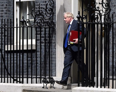 Miembros del Gabinete de Johnson acuden a Downing Street para pedirle su dimisión