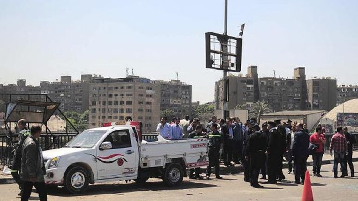 Estalla bomba en puente a zona adinerada de El Cairo