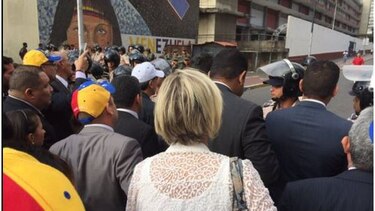 Diputados opositores venezolanos denuncian agresiones