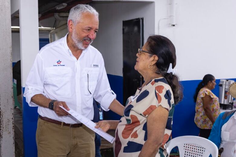 Canal de Panamá entrega títulos de propiedad a 230 familias de la cuenca