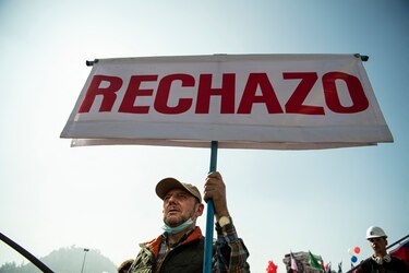 Propaganda electoral con trabajador sexual baleado causa polémica en Chile