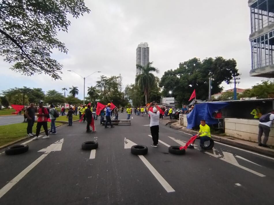 Trabajadores de la construcción cerraron algunas vías en la ciudad capital y en otros sectores del país