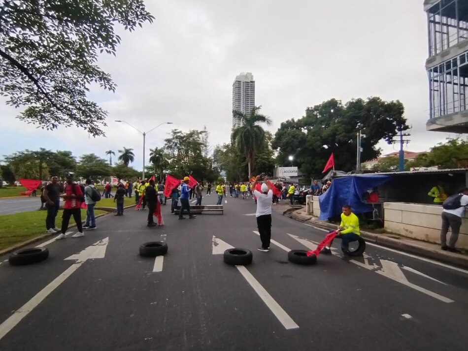 Trabajadores de la construcción cerraron algunas vías en la ciudad capital y en otros sectores del país