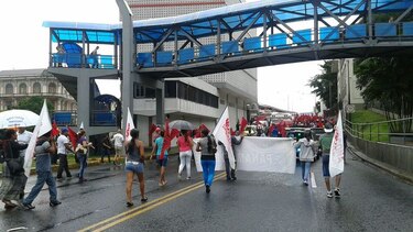 Obreros del Suntracs paralizan ampliación del Canal de Panamá