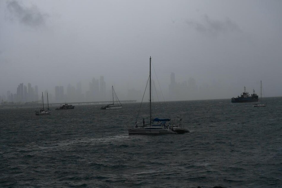Cae fuerte lluvia en varias zonas del país por la incursión de la onda tropical 17