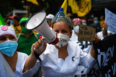 Médicos y enfermeras protestan para pedir vacunas contra Covid-19 en Venezuela