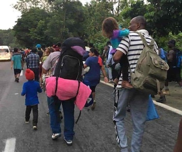 México impide el paso de una caravana de migrantes
