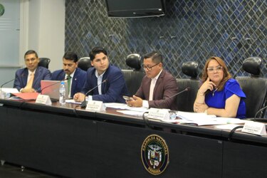 Comisión de Credenciales suspende sesión y aplaza debate del reglamento interno