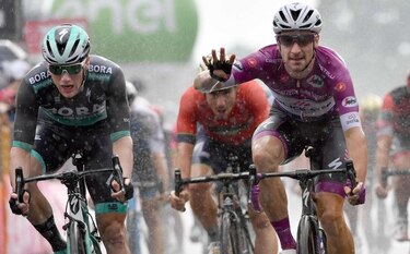 Viviani logra cuarta victoria, Yates sigue dominando clasificación general