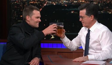 Tom Brady le gana a Stephen Colbert bebiendo cerveza