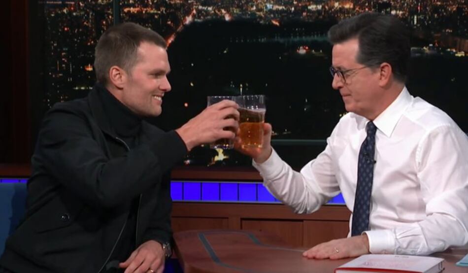 Tom Brady le gana a Stephen Colbert bebiendo cerveza