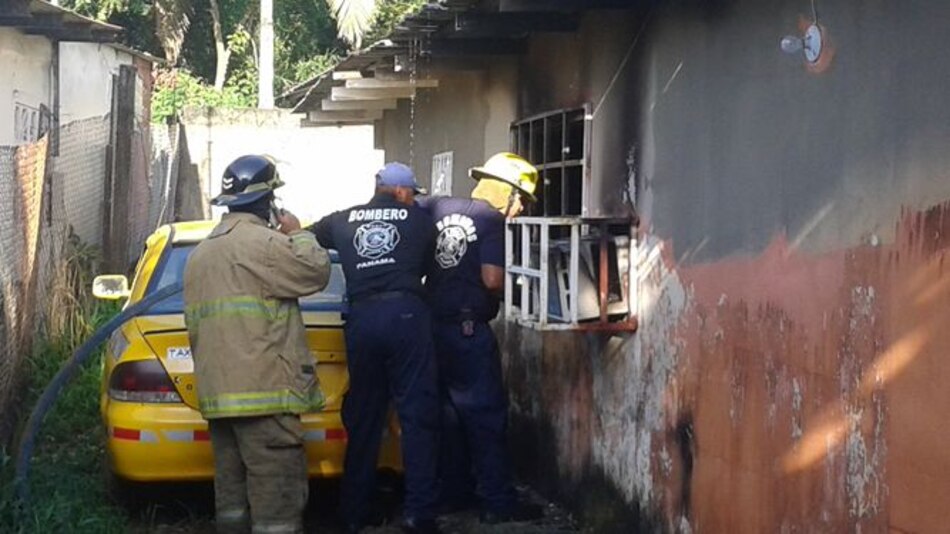 Fuego consume vivienda en Barrio Colón