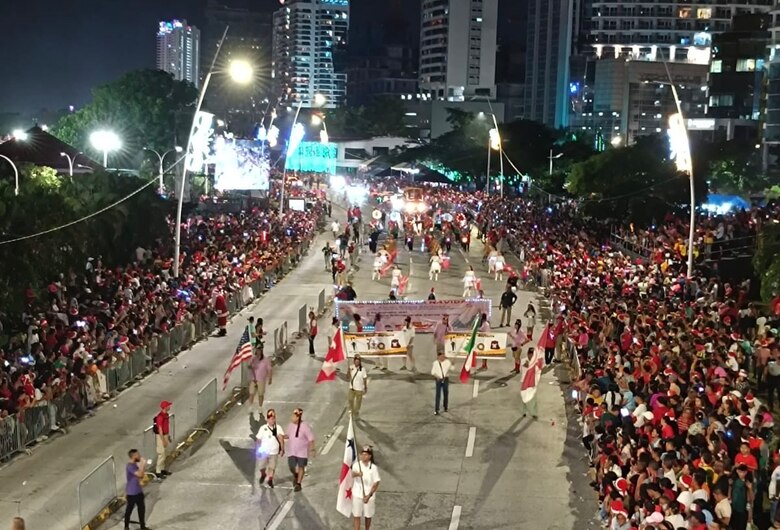 Cientos de personas asisten al desfile de Navidad 2023; alcalde Fábrega, ausente en el corte de cinta