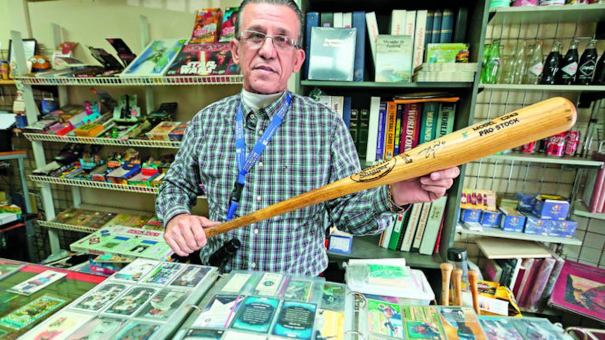 Juan Carlos Jiménez ha ganado medallas de oro de la Feria de Colecciones, por sus colecciones de Mariano Rivera y Carlos Lee.