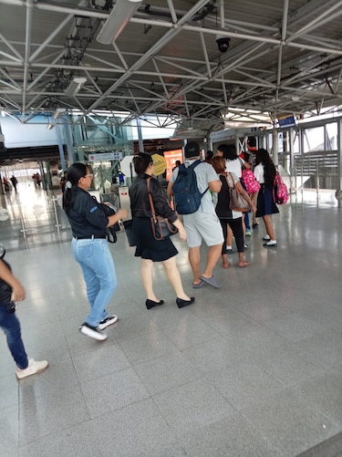 Quejas por fallas en nuevos validadores del metro y los metrobús durante transición tecnológica