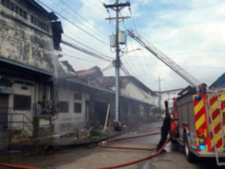 Bomberos investigan incendio en France Field