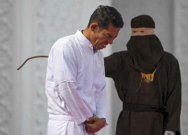 Un cristiano recibe en Indonesia 36 bastonazos en público por vender alcohol
