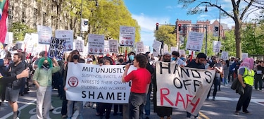 Estudiantes del MIT vuelven a protestar pese a represalias del centro y acusación de Biden