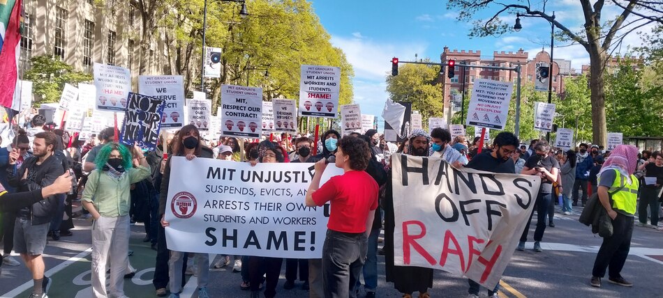 Estudiantes del MIT vuelven a protestar pese a represalias del centro y acusación de Biden