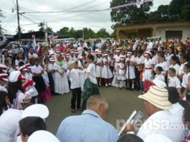 Empolleradas rinden homenaje a la bandera en Los Santos