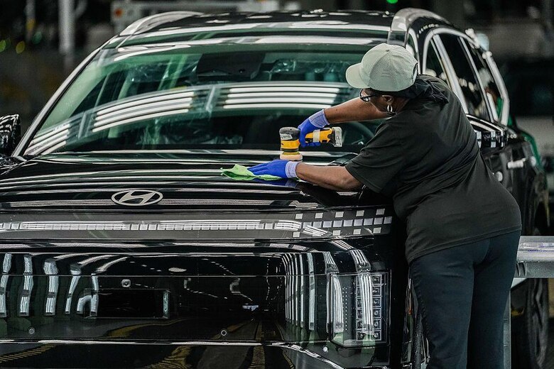 Detienen a cientos de surcoreanos en una planta de vehículos de Hyundai en Estados Unidos, desatando la indignación de Seúl