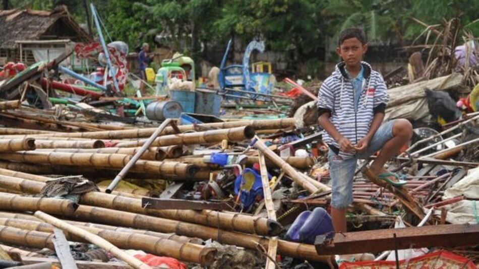 El tsunami 'se lo llevó todo', relata un superviviente del horror en Indonesia