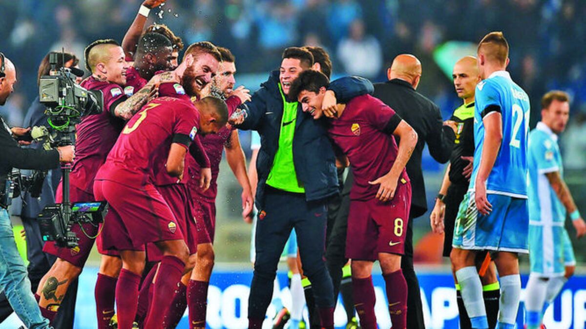 Jugadores de la Roma celebran su triunfo ante la Lazio.