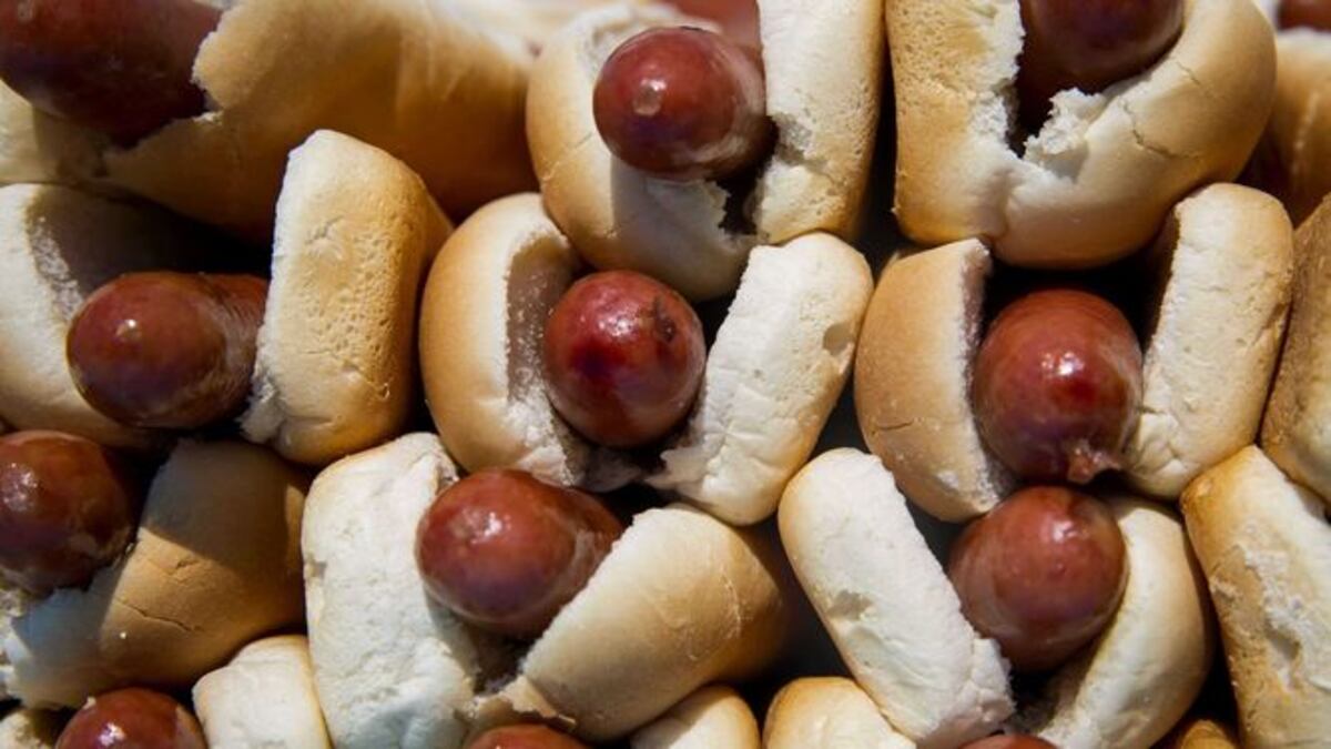 Hombre rompe récord al comer 70 hot dogs en concurso