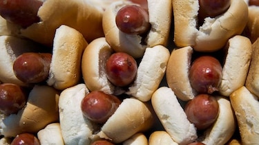Hombre rompe récord al comer 70 hot dogs en concurso