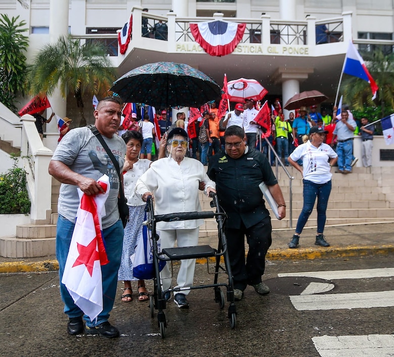 Serenata para los magistrados de la Corte Suprema con cantadera y tamborito