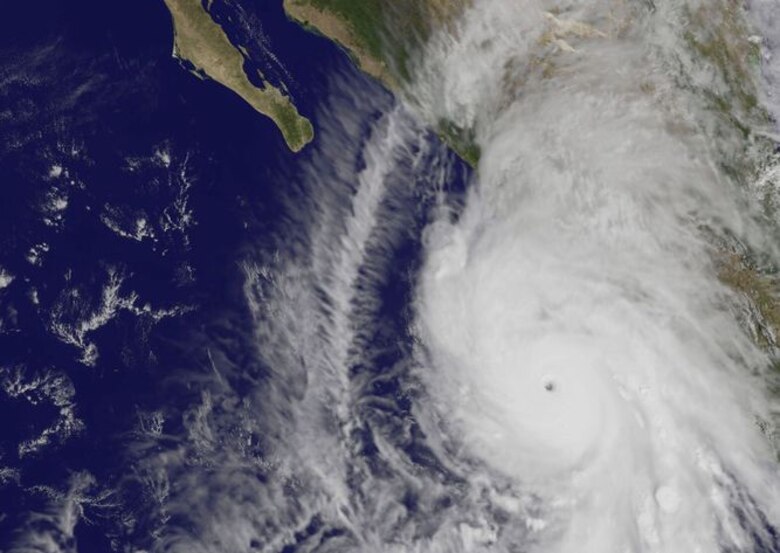 Inundaciones y deslaves, primeros efectos de Patricia