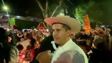 Qué hace que el asesinato del alcalde Carlos Manzo siga causando indignación en México, un país marcado por la violencia